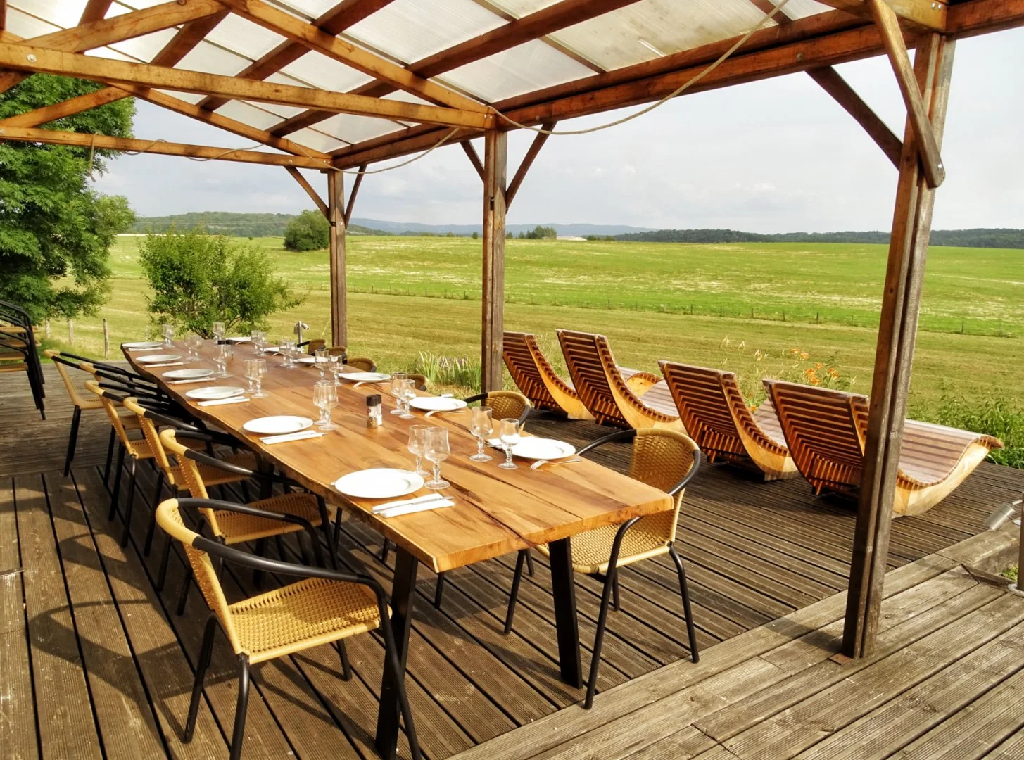 Grande pièce de vie en bois de la Ferme du Bois Joli, grand gîte dans le Jura