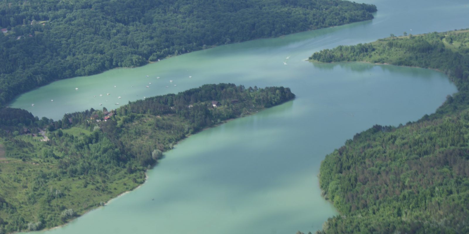 Les Quatre Lacs vus depuis un belvédère dans le Jura