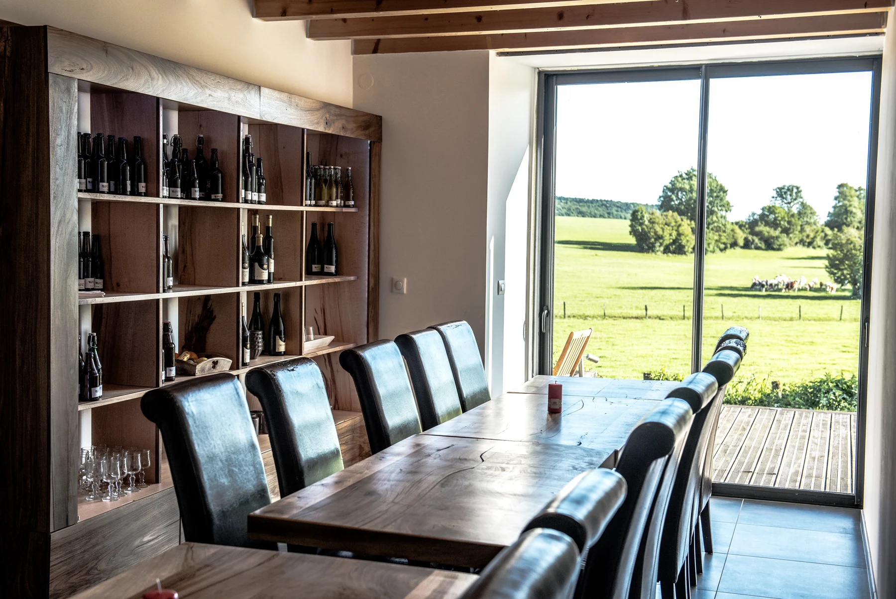 Salle à manger de la Ferme du Bois Joli avec vue sur les prairies